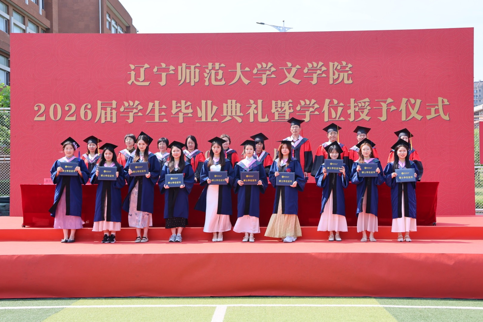 乌鸦传媒
2026届学生毕业...